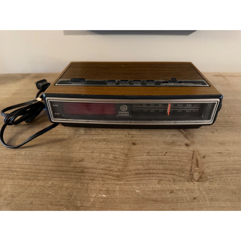 Vintage GE AM FM Clock Radio Walnut Grain Finish Model 7-4625D General Electric‎